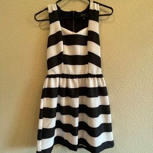 Black and white short dress size sm